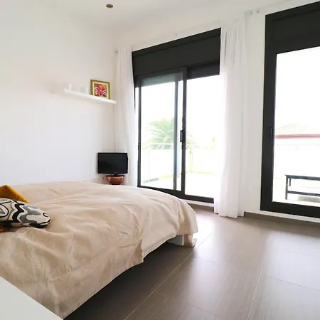 Moderna Con Piscina Individual * Cambrils