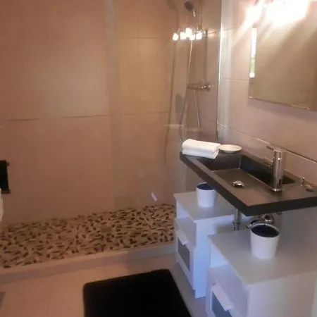 Moderna Con Piscina Individual